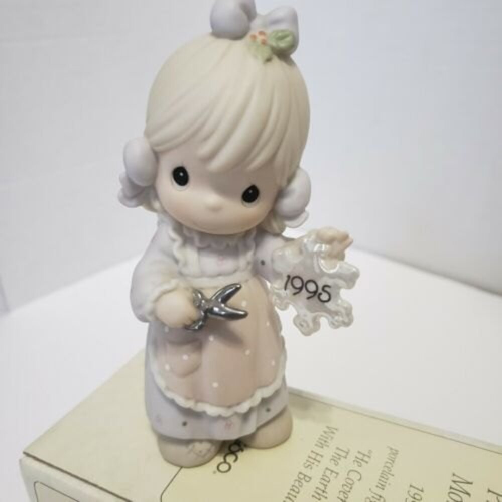 Precious Moments Holiday Figurine He Covers The Earth With His Beauty Vintage